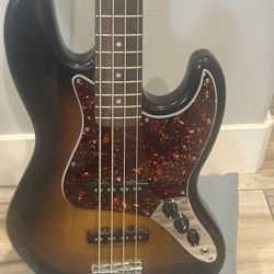 SQUIER JAZZ  BASS