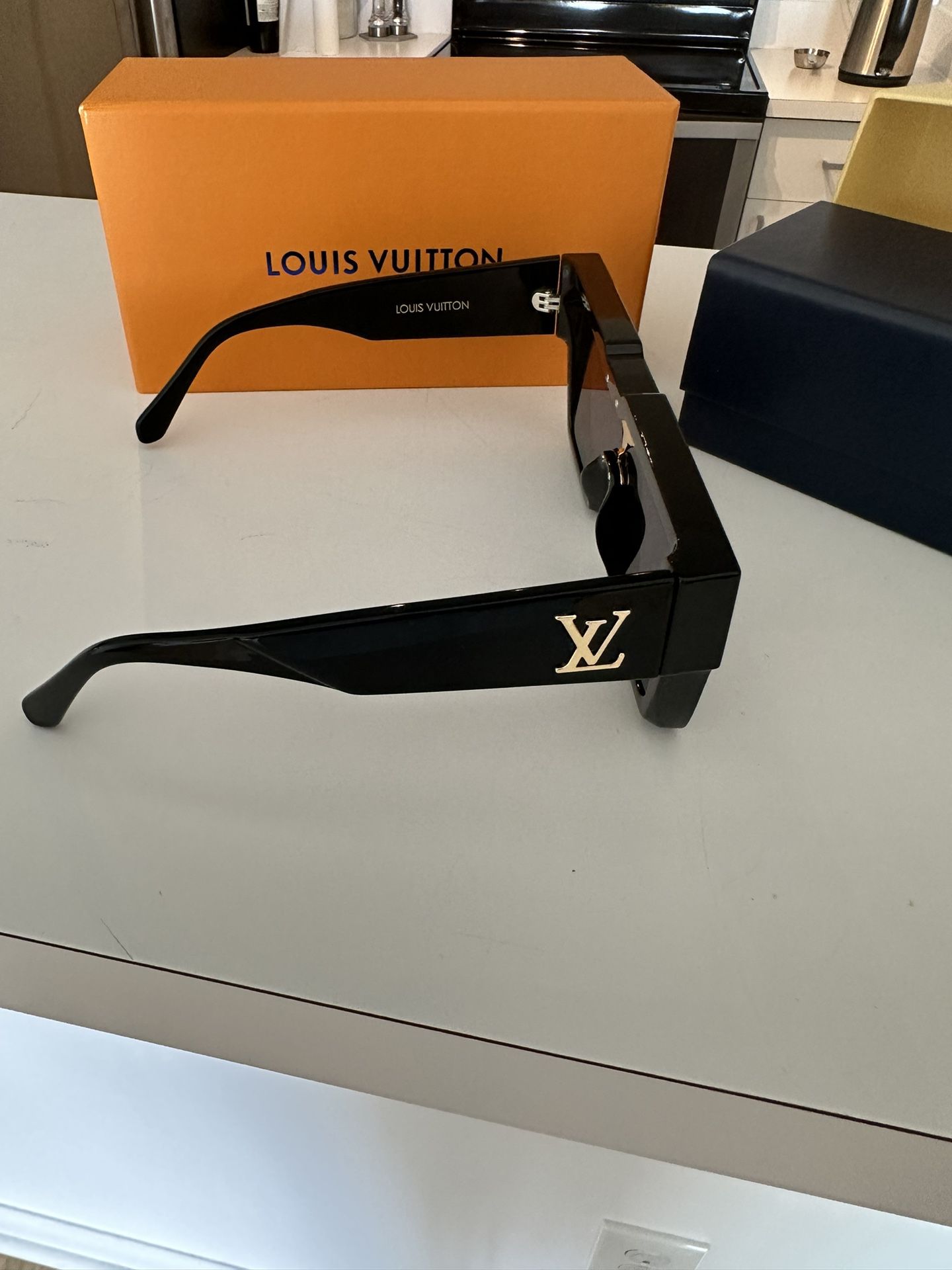 Louis Vuitton MASCOT Sunglasses Mascot Z0938W for Sale in Elk Grove  Village, IL - OfferUp
