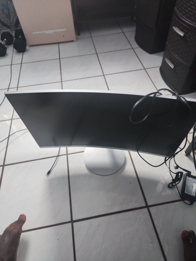 Samsung 27-Inch FHD 1080p Curved Monitor (Built-in Speaker Included)