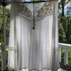 Time & Tru Womens Top medium, White Embroidered Bell Sleeve Peasant Prairie Boho Chic W/ necklace