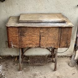 Antique Standard Foot Pedal Seeing Machine