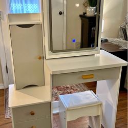 Make up Vanity with changing lights