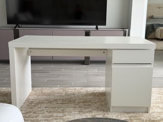 White desk with drawers