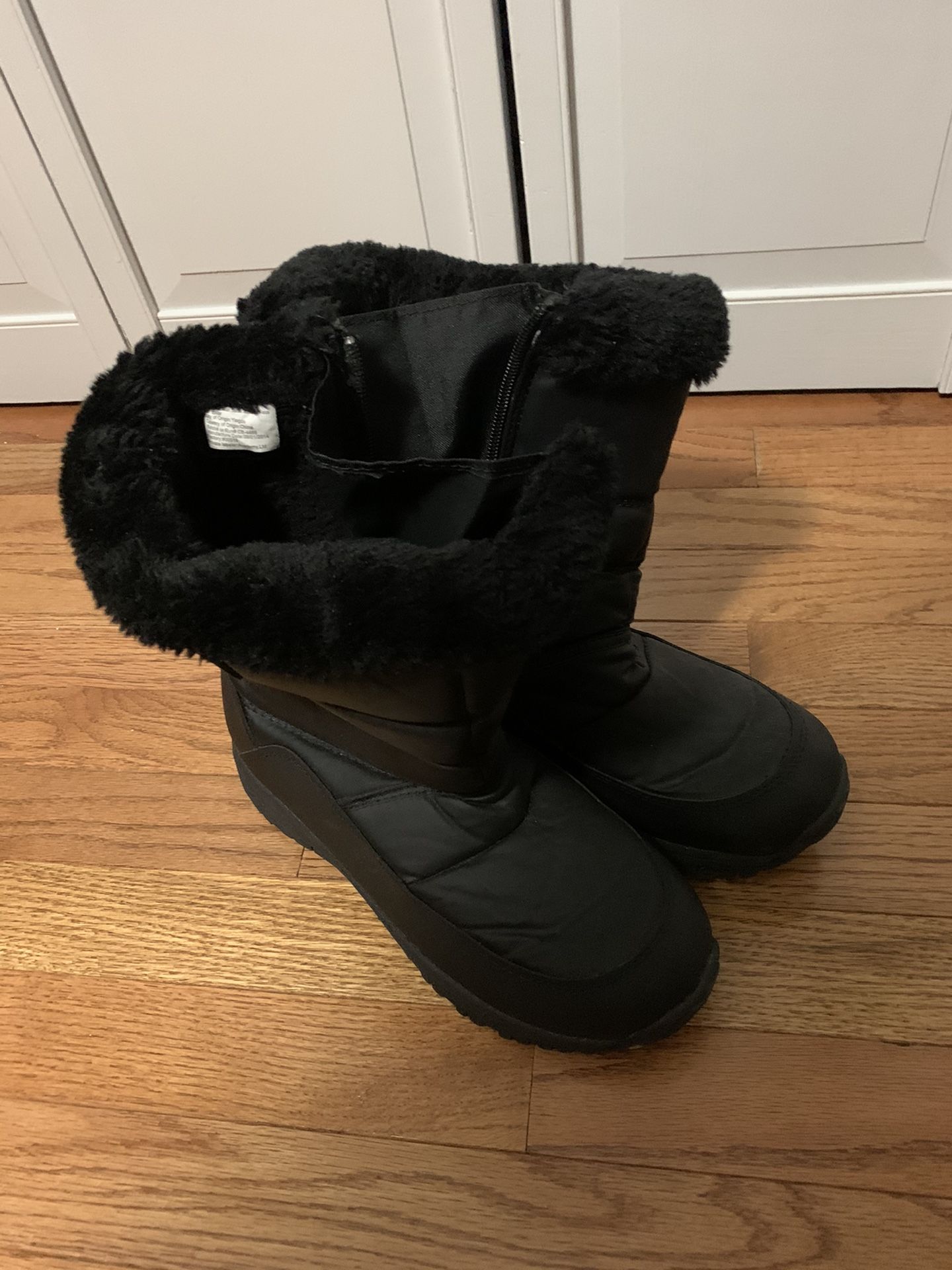 Snow boots size 10 women’s