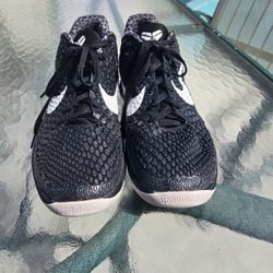 Kobe VI Protro Black/White  Size 10.5 US