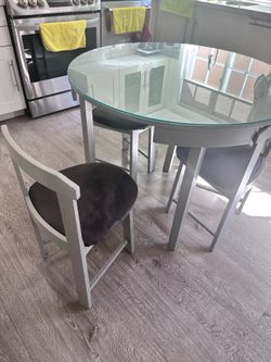 Round Dinner Table