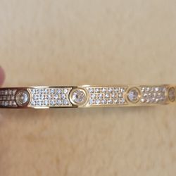 Elegant Gold Bangle
Bracelet with 3 Rows Of
Diamonds