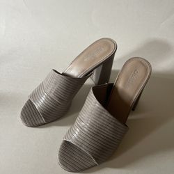charles by charles david Stunning Printed faux Leather Block Heel Nude Mules Size 8M Tan Peep