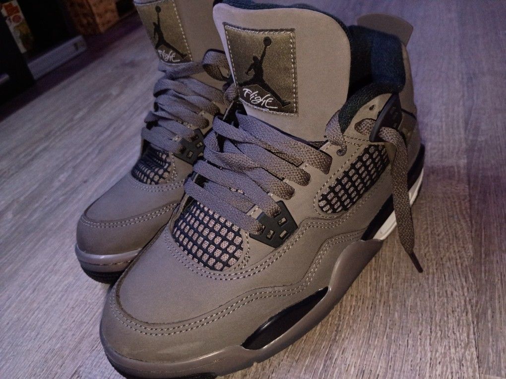 Air Jordan 4 Retro Boys Size 5.5