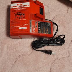 Cargador Milwaukee 