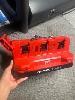 Milwaukee m18 Packout 6 ports daisy chain rapid charger new
