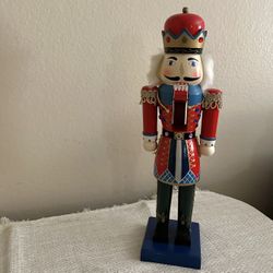 NUT CRACKER