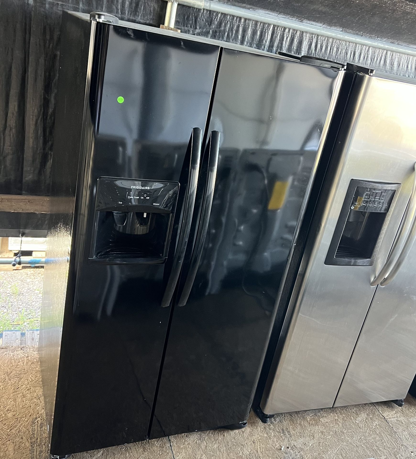 36W” Frigidaire High Gloss Black Refrigerator: todo Le Funciona Perfecto ( Hablamos Español)