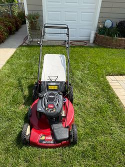 VERY EASY TO START ,TORO RECYCLER SELF PROPEL LAWNMOWER WITH BAG, EXCELLENT CONDITION.$225.00 OR BEST OFFER