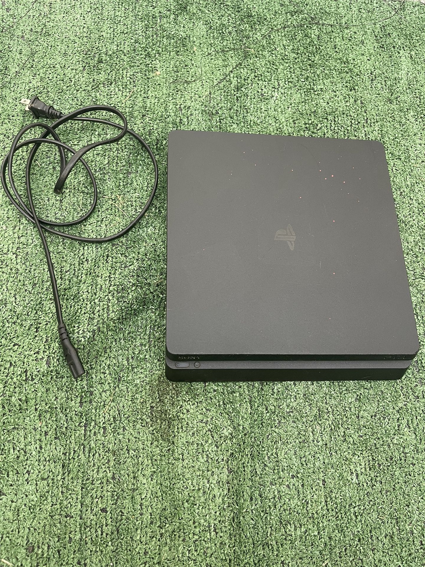 Sony PlayStation 4 PS4 Slim Console with 5 Controllers ( 2 Broke)