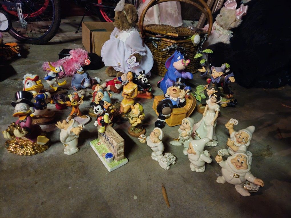 Disney Collection Figurines And More !