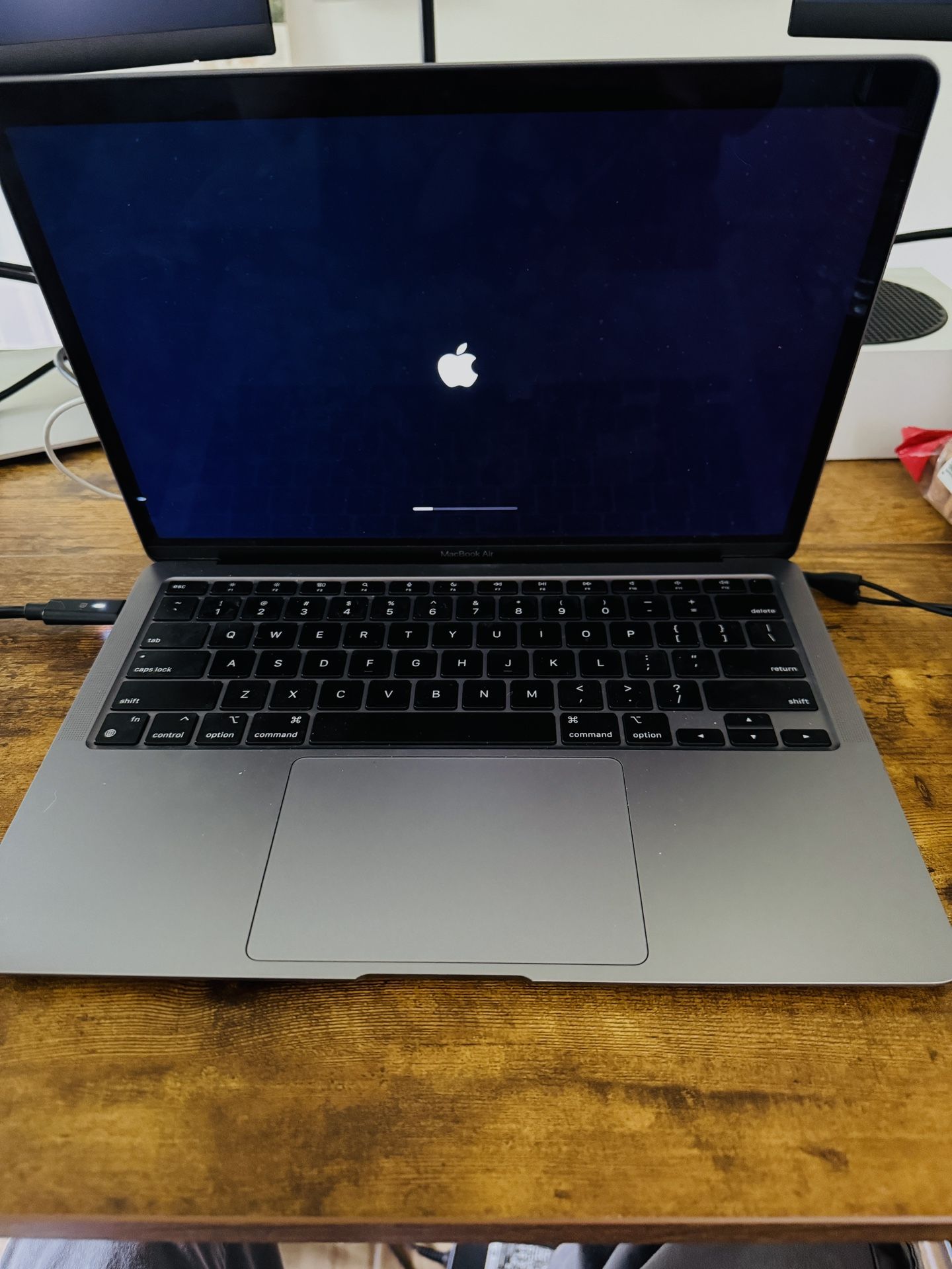 APPLE MAC BOOK AIR M1 13’ | 8 GB MEMORY | 245 GB STORAGE