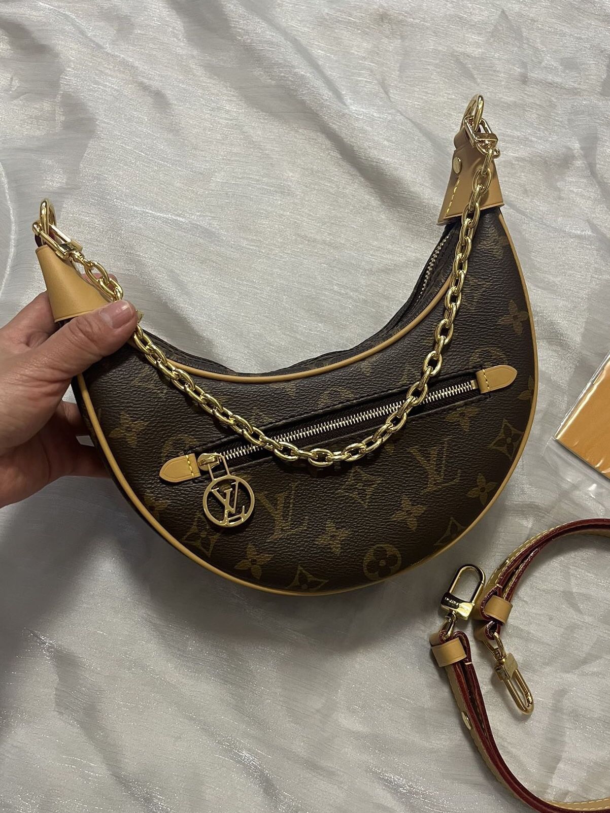 LOUIS VUITTON Loop coated canvas with cowhide trim moon bag pea bag armpit bag(57)21