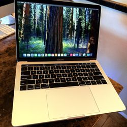 MacBook Pro (2019, Intel) 13" • Touch Bar Core i5 - 1.4GHz • 256 GB • RAM 8GB