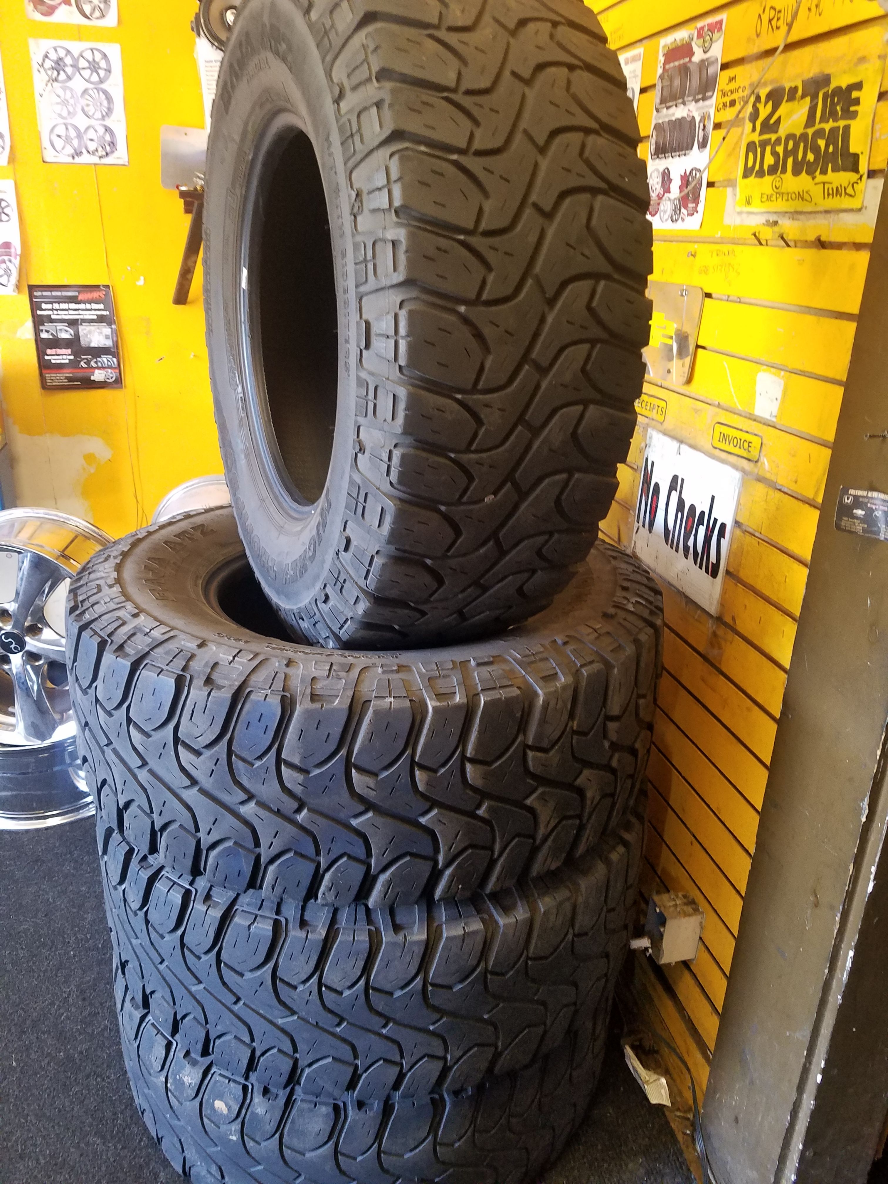 Mickey Thompson 4 tires 305.70.18