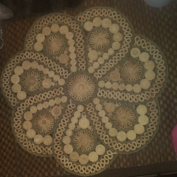 THIS HAS NOT BEEN SOLD, I DON'T KNOW WHY THIS HAD BEEN MARKED SOLD, MY APOLOGIES🌹VINTAGE 1970's BOHO JUTE MAT 3x3 ft In PERFECT CONDITION