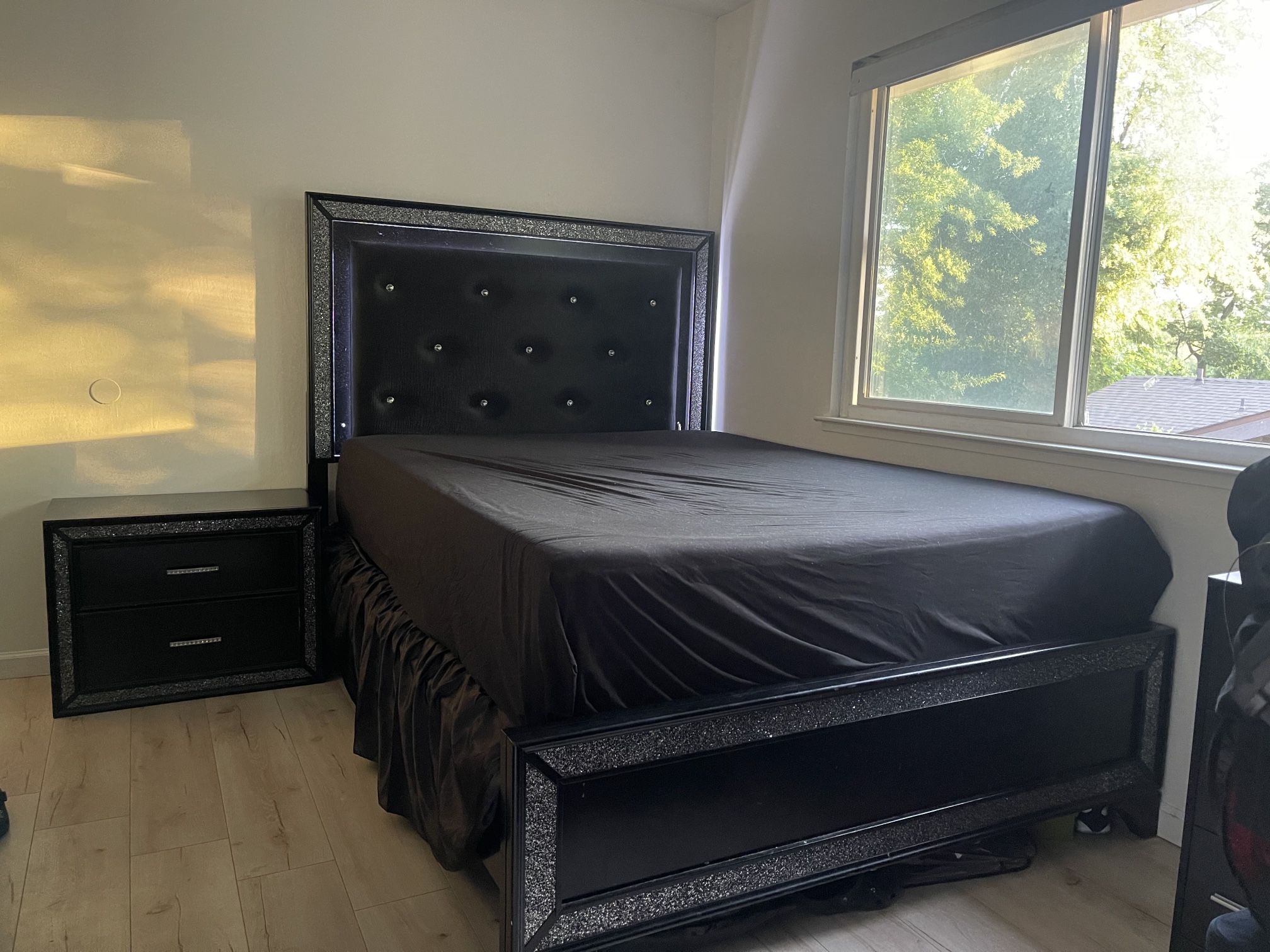 Bedroom Set- Queen - w/LED Lights, 9 Drawer Dresser w/ Mirror, Nightstand (Mattress Not Included) $650