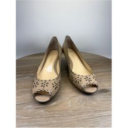 Enzo Angiolini Women 7 Peep Toe Pumps Laser Cut Floral Beige Scalloped Low Heel