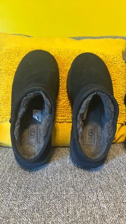 New Ugg woman’s slippers  black size 8