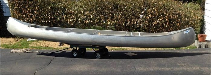 17" Grumman Whitewater Canoe, 2 paddles, motor mount and life jackets