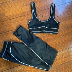 Woman’s ALO yoga set