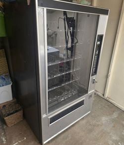 Snack vending machine