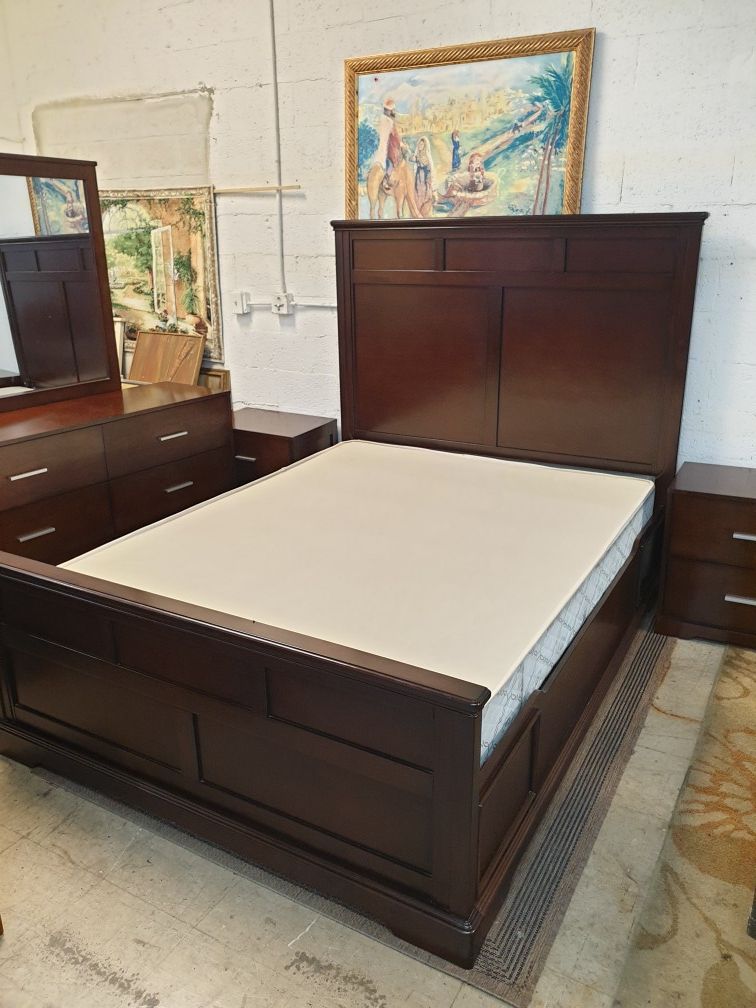 Queen size bedroom set solid wood in excellent condition !