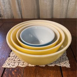 Vintage pyrex Bowls