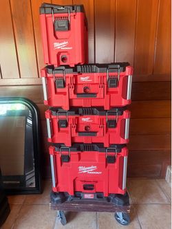 Milwaukee pack out  Mobile tool set Mint condition $250 No offers El precio Es fijo