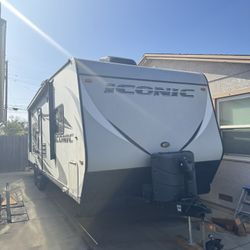 30ft 2017 Eclipse Iconic Toy Hauler