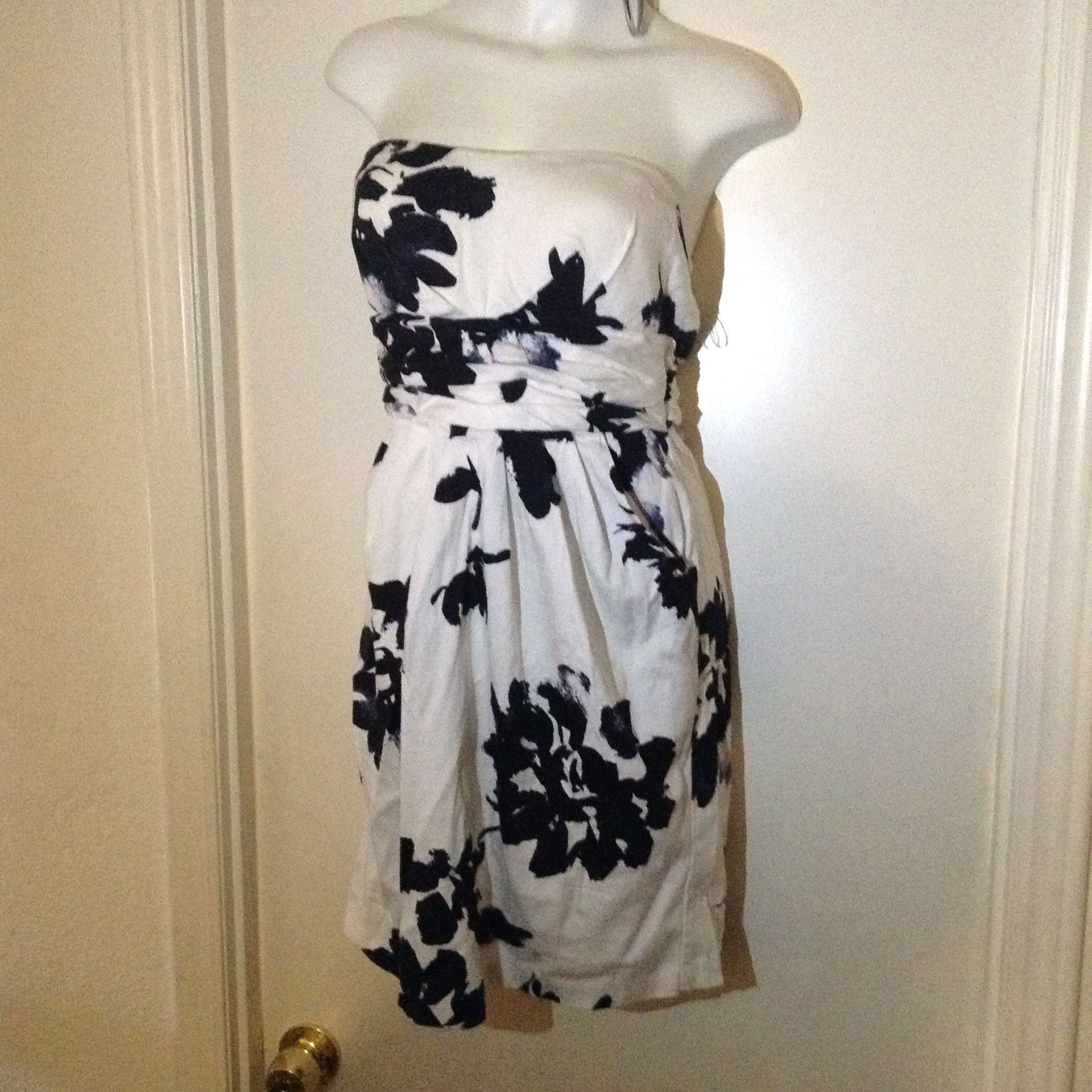 Pattern black and white strapless dress with pockets