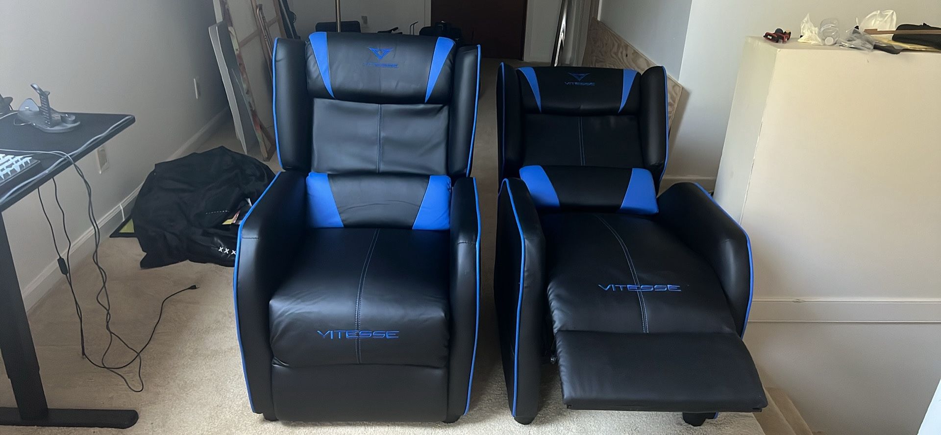 2 Vitesse relaxing/gaming/Theater type chairs.
