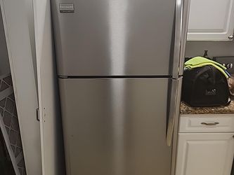 Frigidaire Gallery Stainless Steel Refrigerator – Works – Missing Shelves