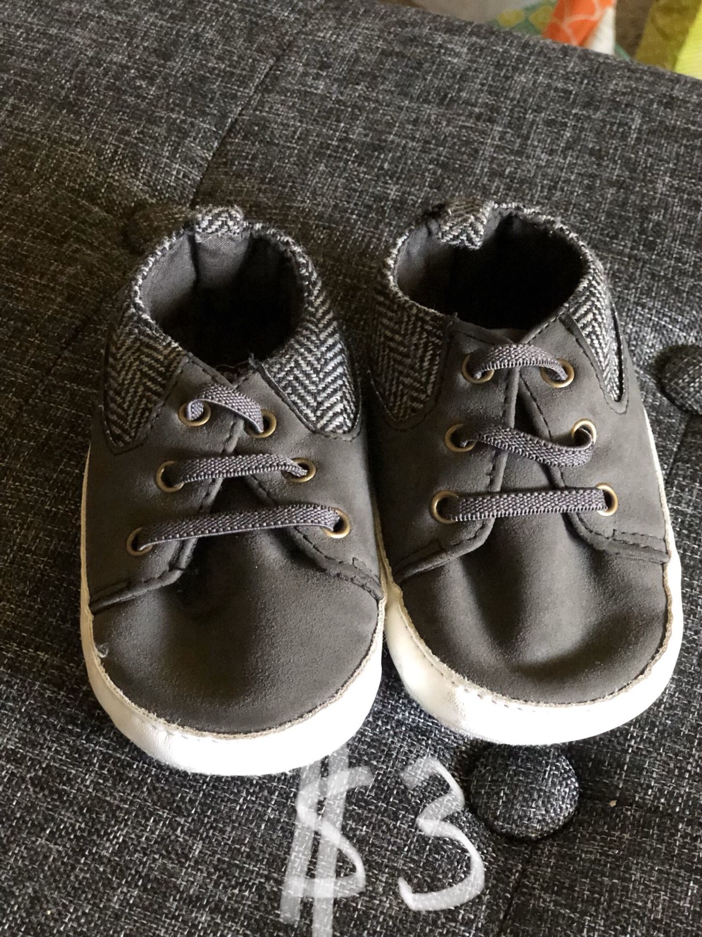 Baby toddler shoes size 4. 12 to 18 months crib shoes