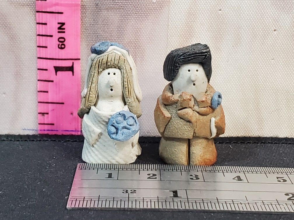 @CHV. CUTE MINI MINIATURE CLAY FIGURINES COUPLE GETTING MARRIED BRIDE AND GROOM
