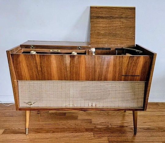 Beautiful MSM Grundig Majestic SO12U/1 Stereo Console Radio!