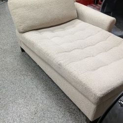 FREE . CHAISE LOUNGE. Must Be Able To Pick Up Today.SUNDAY 9/21  ONLY MESSAGE ME IF YOU CAN PICK UP TODAY AND SEND ME THE TIME YOU CAN PICK IT UP