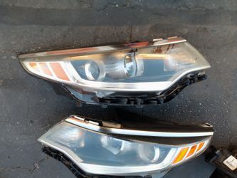 2016-2018 Kia Optima headlights with light bulbs and accessories oem.