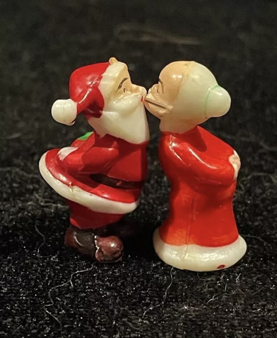 Vintage 1.25” Santa and Mrs Claus Kissing Dollhouse Christmas Miniature Figures