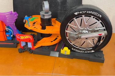 Hot Wheels City Tire Shop & Gas Station Playsets