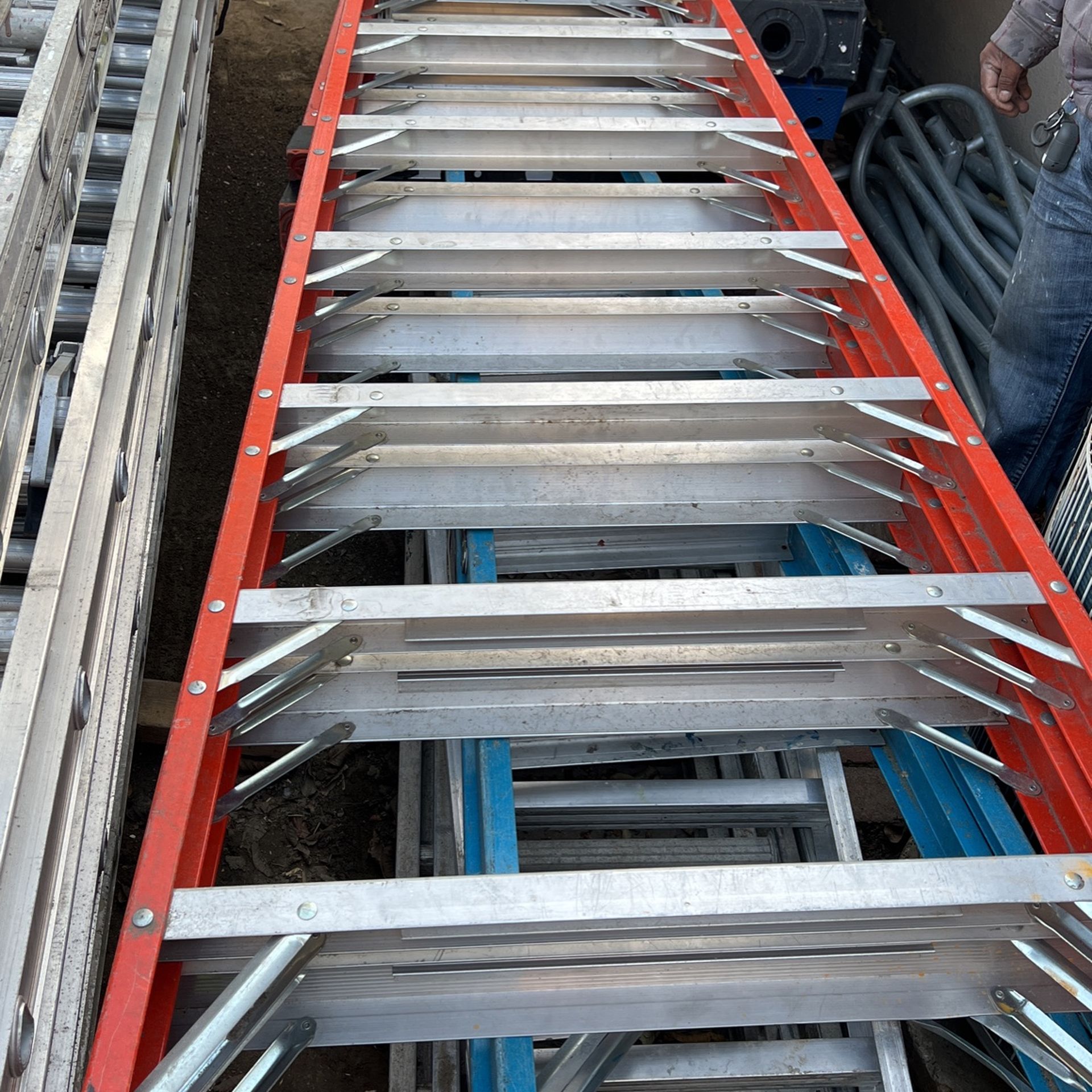 Escalera de 14 pies seminueva 350 precio firme