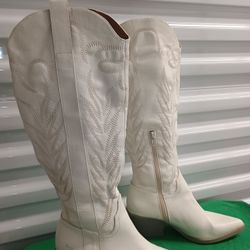 Oasis Society Samara Tall Boot - White
Regular price Size 6.5 Womens