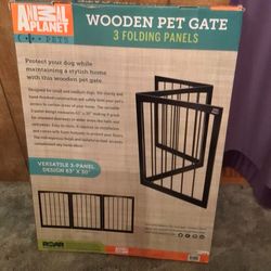 Animal Planet-Wooden Pet Gate
