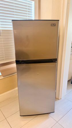 Avanti refrigerator and freezer