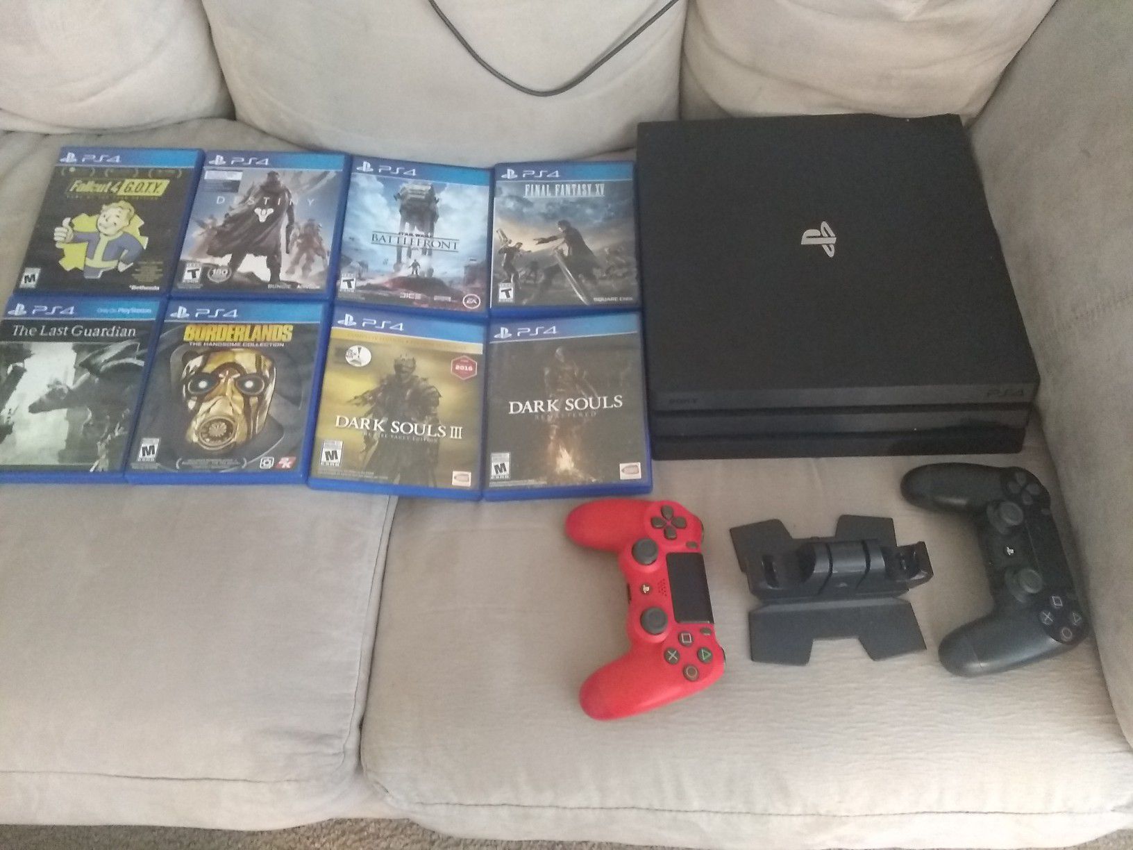 PS4 Pro 1TB +8 games +2 controllers +controller charging station